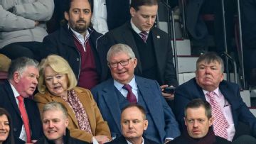Sir Alex Ferguson the special guest as Hearts extend lead