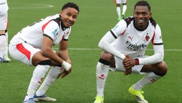 AC Milan score two late goals vs. Cremonese to keep pressure on Inter