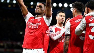 Arsenal scrape past 10-man Chelsea with corners to stretch PL lead