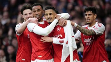 Arsenal ride corners closer to Premier League title; Chelsea red cards continue