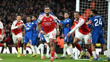 Arsenal win ugly vs. Chelsea; Bayern close in on Bundesliga title; more