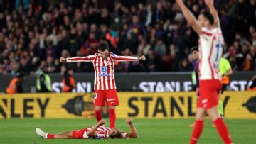 Atlético Madrid fend off Barcelona rally to reach Copa final