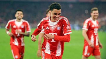 No Kane, no problem as Bayern rout Glabach to go 14 points clear
