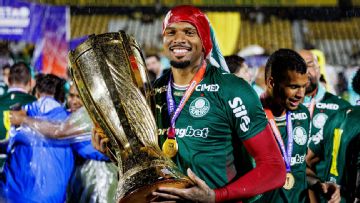 Former Premier League goalkeeper gives bizarre TV interview while having haircut