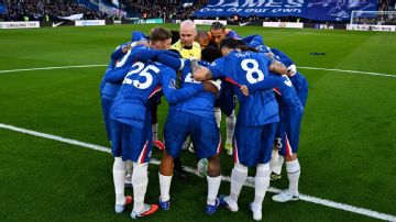 Chelsea surround referee Paul Tierney in pre-match team huddle