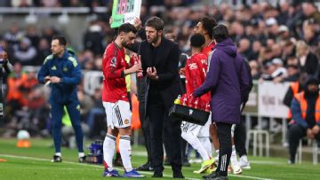 Carrick says Man United 'definitely' can't lose Fernandes