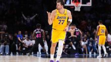 Luka Doncic anota 60 puntos contra el Heat, Lakers enrachados