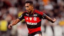 Flamengo anuncia renovação de contrato do lateral Alex Sandro até o fim de 2027