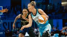 Courtney Vandersloot re-signs with Sky after 2025 ACL injury