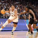 Geno irate at ‘ridiculous’ officiating, confronts Staley on sideline in loss Geno irate at ‘ridiculous’ officiating, confronts Staley on sideline in loss