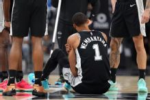 Wembanyama exits Spurs' game vs. 76ers with bruised rib