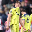 Defensor argentino Cristian Romero lesionado en la derrota de Tottenham
