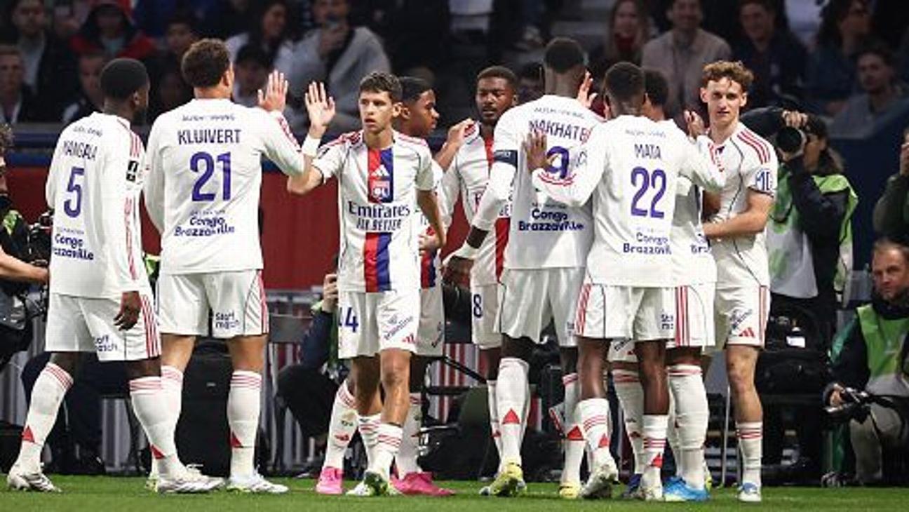 Lyon stun PSG to reduce the Ligue 1 leaders' advantage to one point.