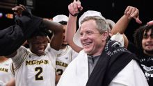 Dusty May, de U-M, ultimando acuerdo para entrenar a Mavs: fuentes