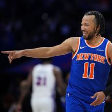 Knicks, fans feel right at home with sweep of 76ers in Philly