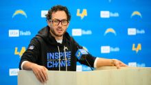 Mike McDaniel, de Chargers, en el programa de impulso de la NFL