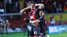 Com virada no fim, Vitória supera o Fortaleza, conquista a Copa do Nordeste e se isola com o Bahia como maior campeão