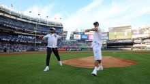 Brunson y Hart realizan lanzamiento de honor en Yankee Stadium