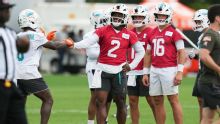 NFL: receptores de Dolphins trabajan en química con Malik Willis