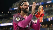 CBF aciona Fifa e veta camisa de goleiro vermelha antes de Brasil x Escócia na Copa do Mundo
