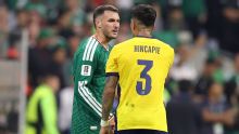 Mundial 2026: Hincapié se tapó la boca y vio la roja en México-Ecuador