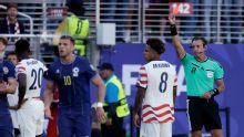 'Não estava à altura do jogo': imprensa dos Estados Unidos critica Raphael Claus por expulsão de Balogun
