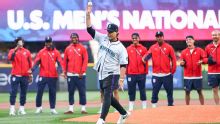 Mauricio Pochettino, DT de Estados Unidos, lanza 1ra bola en juego de Mariners