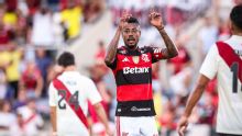 Flamengo denuncia atos racistas direcionados a Bruno Henrique em amistoso contra o River: 'É crime e não pode ser naturalizado'