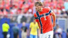Volante da Noruega tem DNA de basquete na família, mas brilha no futebol com quase 2m de altura