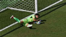 Goleiro de Marrocos para Mbappé, entra em 'time' de recordistas e assombra com número em pênaltis