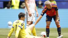 Bélgica pierde a su figura: Courtois salió lesionado ante España
