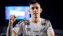 Santos chega a acordo para renovar contrato do lateral Escobar até o fim de 2027