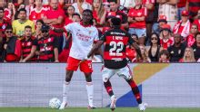 Jornal revela que Emerson Royal, do Flamengo, pediu desculpas a jogador do Benfica após entrada que causou lesão grave