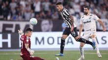 Botafogo aproveita falha bizarra da defesa do Santos e vence na retomada do Brasileirão