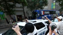França tem chegada discreta e 'vazia' em Miami para disputa do 3° lugar da Copa contra a Inglaterra
