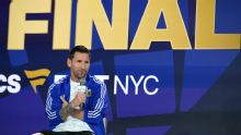 Messi faz aparição a jato em evento de R$ 400 da Fifa e responde a perguntas de Djokovic e Brady sobre Yamal