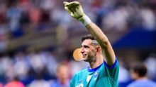 Dibu Martínez diz que fugiu de cirurgia na mão pelo sonho da Copa: 'Todos diziam que não jogaria'
