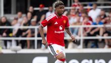 Jornal inglês exime Andrey Santos após estreia com derrota pelo United contra o Wrexham: 'Não foi impecável, mas...'