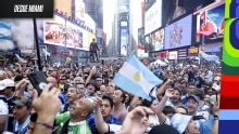 El sueño de Argentina pintó Times Square de celeste y blanco