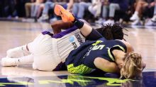 Bueckers anota 25, abandona victoria de Wings tras colisión