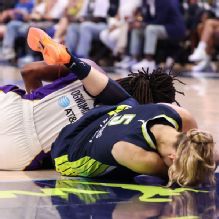 Bueckers nets 25 before exiting Wings' win after collision