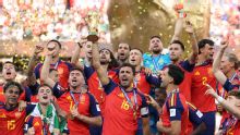 Rodri ergue troféu da Copa do Mundo e mantém escrita: nem Messi, nem ninguém o levantou duas vezes