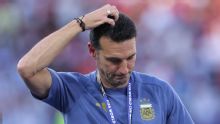 Scaloni chora muito e não garante sequência nem dele, nem de Messi na Argentina: 'Tenho mais ou menos ideia...'