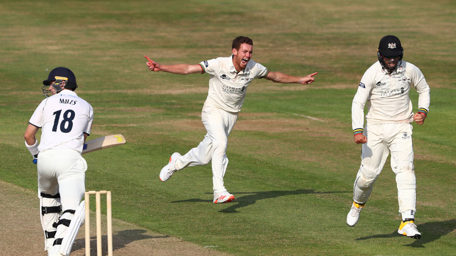 Get Ball by Ball Commentary of Gloucestershire vs Warwickshire, Bob