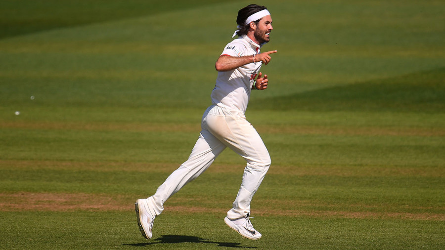 Snater four-for leaves Lancashire in bother