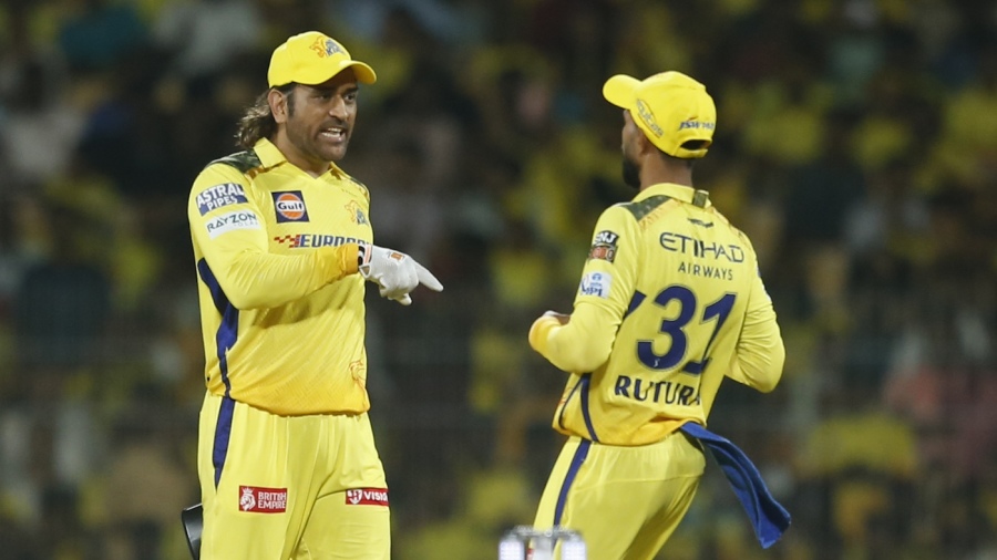 Hussey hopes Dhoni keeps going for  another couple of years 