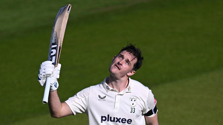 Roderick hundred lifts Worcestershire on return to action