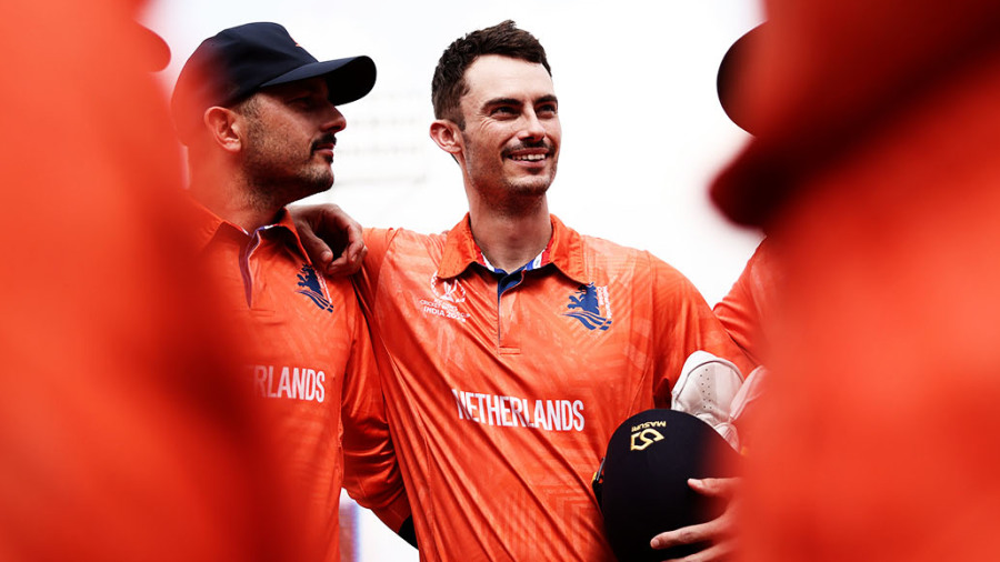 Scott Edwards talks to his players in the huddle — Article image accompanying Edwards steps down, de Leede takes over as Netherlands captain on WagerUp Sports News. Scott Edwards talks to his players in the huddle — Article image accompanying Edwards steps down, de Leede takes over as Netherlands captain on WagerUp Sports News.