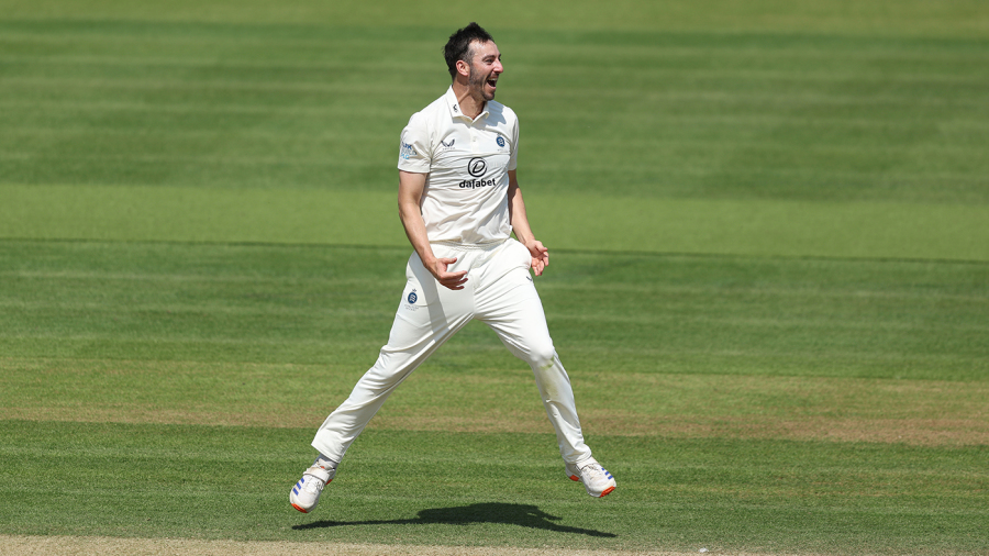 Middlesex drub Derbyshire to push promotion race into final round