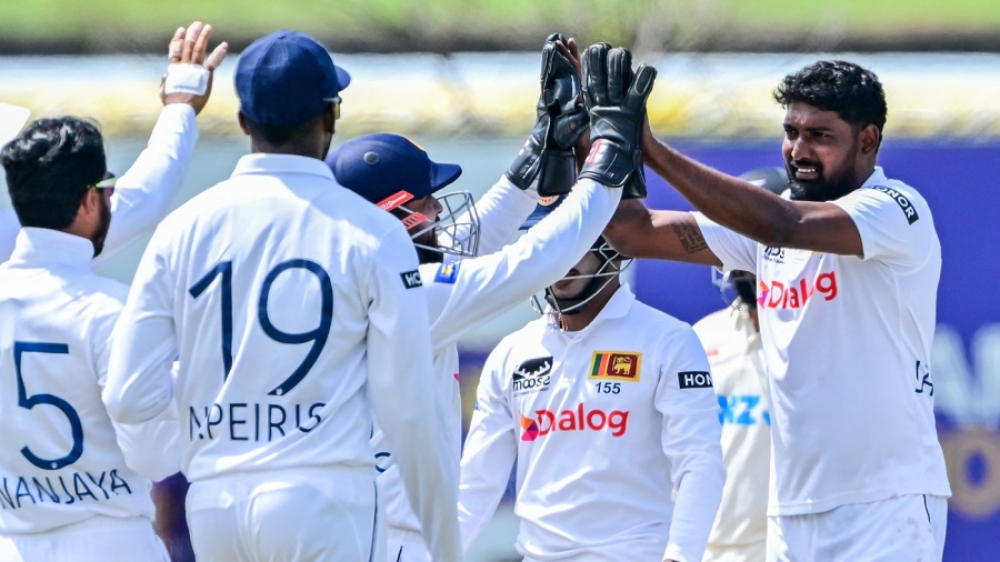  I didn t feel he was on debut  - Jayasuriya lauds Peiris for  showing Test potential 